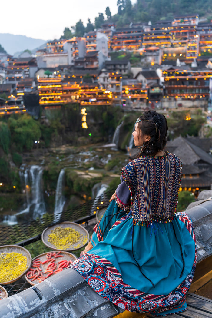 Mujer en fondo panorámico en Ciudad Liijiang